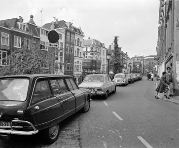 858666 Gezicht op de Lichte Gaard te Utrecht, met fout geparkeerde auto's.
